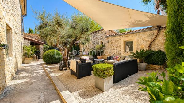 MAS XVIIIᵉ EN PIERRE • 340 M² • 8 CHAMBRES • PISCINE CHAUFFÉE • DRÔME PROVENÇALE

Au cœur de la Drôme provençale, entre Grignan et Dieulefit, découvrez ce remarquable mas en pierre datant du XVIIIᵉ siècle, restauré dans le respect de son authenticité et développant environ 340 m² habitables.

Organisé en L autour d'une ravissante cour intérieure d'environ 93 m², véritable cœur du mas, l'ensemble bénéficie d'une configuration particulièrement intéressante permettant de recevoir famille, amis ou hôtes tout en préservant l'intimité de chacun.

Une première aile accueille l'habitation principale. Depuis une belle terrasse bénéficiant d'une vue remarquable sur les paysages environnants, l'entrée ouvre sur une généreuse pièce de vie avec cuisine ouverte de 52,89 m².

Elle se prolonge par une suite parentale, une seconde chambre disposant de sa baignoire ainsi qu'une troisième chambre aménagée sous pente. Un grenier complète cette partie.

Dans l'autre aile, l'atmosphère se fait particulièrement chaleureuse avec un salon équipé d'un poêle à bois, prolongé par une salle à manger où l'ancienne mangeoire en pierre, soigneusement conservée, rappelle l'histoire et la vocation originelle des lieux.

Une arrière-cuisine ainsi qu'une cave à vin de 21,13 m² complètent ce niveau.

À l'étage, deux chambres disposent chacune de leur salle d'eau privative.

Côté cour et piscine, trois chambres supplémentaires bénéficient chacune de leur propre espace d'eau avec douche ou baignoire, offrant une belle indépendance à leurs occupants.

Le mas totalise ainsi 8 chambres et une capacité d'accueil particulièrement appréciable, avec une distribution adaptée aussi bien à une vie familiale qu'à une activité d'hébergement.

La rénovation a su préserver toute l'âme du bâti ancien : pierres et poutres apparentes, tomettes, pierres de taille, volumes généreux et éléments d'origine composent une atmosphère authentique, associée au confort actuel.

À l'extérieur, le mas est implanté sur environ 6 200 m² de terrain plat et arboré, dans un cadre préservé, sans voisinage immédiat et largement ouvert sur la campagne environnante.

Terrasses, espaces ombragés et perspectives dégagées invitent à profiter pleinement des lieux au fil des saisons.
La piscine chauffée et sécurisée de 5 × 10 m constitue un véritable espace de détente.

Un terrain de pétanque, un puits, un abri double pour deux véhicules, un vaste espace de stationnement ainsi que différentes annexes viennent compléter l’ensemble.
Par ses volumes, sa capacité d'accueil et son organisation permettant de préserver plusieurs univers de vie, ce mas se prête aussi bien à une grande maison de famille en résidence principale ou secondaire, qu'à un projet de location saisonnière, chambres d'hôtes ou gîtes.

Une propriété de caractère à la configuration rare, destinée aux amateurs de vieilles pierres et de lieux ayant conservé une véritable identité, dans un secteur privilégié de la Drôme provençale.

Informations et visites : contactez L’Immo By Céline PASCAL au 06 63 10 02 35.