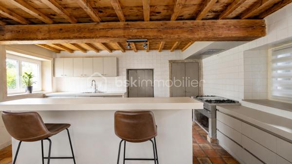 MAS XVIIIᵉ EN PIERRE • 340 M² • 8 CHAMBRES • PISCINE CHAUFFÉE • DRÔME PROVENÇALE

Au cœur de la Drôme provençale, entre Grignan et Dieulefit, découvrez ce remarquable mas en pierre datant du XVIIIᵉ siècle, restauré dans le respect de son authenticité et développant environ 340 m² habitables.

Organisé en L autour d'une ravissante cour intérieure d'environ 93 m², véritable cœur du mas, l'ensemble bénéficie d'une configuration particulièrement intéressante permettant de recevoir famille, amis ou hôtes tout en préservant l'intimité de chacun.

Une première aile accueille l'habitation principale. Depuis une belle terrasse bénéficiant d'une vue remarquable sur les paysages environnants, l'entrée ouvre sur une généreuse pièce de vie avec cuisine ouverte de 52,89 m².

Elle se prolonge par une suite parentale, une seconde chambre disposant de sa baignoire ainsi qu'une troisième chambre aménagée sous pente. Un grenier complète cette partie.

Dans l'autre aile, l'atmosphère se fait particulièrement chaleureuse avec un salon équipé d'un poêle à bois, prolongé par une salle à manger où l'ancienne mangeoire en pierre, soigneusement conservée, rappelle l'histoire et la vocation originelle des lieux.

Une arrière-cuisine ainsi qu'une cave à vin de 21,13 m² complètent ce niveau.

À l'étage, deux chambres disposent chacune de leur salle d'eau privative.

Côté cour et piscine, trois chambres supplémentaires bénéficient chacune de leur propre espace d'eau avec douche ou baignoire, offrant une belle indépendance à leurs occupants.

Le mas totalise ainsi 8 chambres et une capacité d'accueil particulièrement appréciable, avec une distribution adaptée aussi bien à une vie familiale qu'à une activité d'hébergement.

La rénovation a su préserver toute l'âme du bâti ancien : pierres et poutres apparentes, tomettes, pierres de taille, volumes généreux et éléments d'origine composent une atmosphère authentique, associée au confort actuel.

À l'extérieur, le mas est implanté sur environ 6 200 m² de terrain plat et arboré, dans un cadre préservé, sans voisinage immédiat et largement ouvert sur la campagne environnante.

Terrasses, espaces ombragés et perspectives dégagées invitent à profiter pleinement des lieux au fil des saisons.
La piscine chauffée et sécurisée de 5 × 10 m constitue un véritable espace de détente.

Un terrain de pétanque, un puits, un abri double pour deux véhicules, un vaste espace de stationnement ainsi que différentes annexes viennent compléter l’ensemble.
Par ses volumes, sa capacité d'accueil et son organisation permettant de préserver plusieurs univers de vie, ce mas se prête aussi bien à une grande maison de famille en résidence principale ou secondaire, qu'à un projet de location saisonnière, chambres d'hôtes ou gîtes.

Une propriété de caractère à la configuration rare, destinée aux amateurs de vieilles pierres et de lieux ayant conservé une véritable identité, dans un secteur privilégié de la Drôme provençale.

Informations et visites : contactez L’Immo By Céline PASCAL au 06 63 10 02 35.