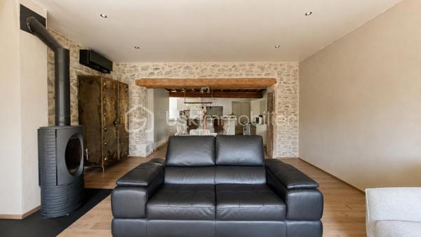 MAS XVIIIᵉ EN PIERRE • 340 M² • 8 CHAMBRES • PISCINE CHAUFFÉE • DRÔME PROVENÇALE

Au cœur de la Drôme provençale, entre Grignan et Dieulefit, découvrez ce remarquable mas en pierre datant du XVIIIᵉ siècle, restauré dans le respect de son authenticité et développant environ 340 m² habitables.

Organisé en L autour d'une ravissante cour intérieure d'environ 93 m², véritable cœur du mas, l'ensemble bénéficie d'une configuration particulièrement intéressante permettant de recevoir famille, amis ou hôtes tout en préservant l'intimité de chacun.

Une première aile accueille l'habitation principale. Depuis une belle terrasse bénéficiant d'une vue remarquable sur les paysages environnants, l'entrée ouvre sur une généreuse pièce de vie avec cuisine ouverte de 52,89 m².

Elle se prolonge par une suite parentale, une seconde chambre disposant de sa baignoire ainsi qu'une troisième chambre aménagée sous pente. Un grenier complète cette partie.

Dans l'autre aile, l'atmosphère se fait particulièrement chaleureuse avec un salon équipé d'un poêle à bois, prolongé par une salle à manger où l'ancienne mangeoire en pierre, soigneusement conservée, rappelle l'histoire et la vocation originelle des lieux.

Une arrière-cuisine ainsi qu'une cave à vin de 21,13 m² complètent ce niveau.

À l'étage, deux chambres disposent chacune de leur salle d'eau privative.

Côté cour et piscine, trois chambres supplémentaires bénéficient chacune de leur propre espace d'eau avec douche ou baignoire, offrant une belle indépendance à leurs occupants.

Le mas totalise ainsi 8 chambres et une capacité d'accueil particulièrement appréciable, avec une distribution adaptée aussi bien à une vie familiale qu'à une activité d'hébergement.

La rénovation a su préserver toute l'âme du bâti ancien : pierres et poutres apparentes, tomettes, pierres de taille, volumes généreux et éléments d'origine composent une atmosphère authentique, associée au confort actuel.

À l'extérieur, le mas est implanté sur environ 6 200 m² de terrain plat et arboré, dans un cadre préservé, sans voisinage immédiat et largement ouvert sur la campagne environnante.

Terrasses, espaces ombragés et perspectives dégagées invitent à profiter pleinement des lieux au fil des saisons.
La piscine chauffée et sécurisée de 5 × 10 m constitue un véritable espace de détente.

Un terrain de pétanque, un puits, un abri double pour deux véhicules, un vaste espace de stationnement ainsi que différentes annexes viennent compléter l’ensemble.
Par ses volumes, sa capacité d'accueil et son organisation permettant de préserver plusieurs univers de vie, ce mas se prête aussi bien à une grande maison de famille en résidence principale ou secondaire, qu'à un projet de location saisonnière, chambres d'hôtes ou gîtes.

Une propriété de caractère à la configuration rare, destinée aux amateurs de vieilles pierres et de lieux ayant conservé une véritable identité, dans un secteur privilégié de la Drôme provençale.

Informations et visites : contactez L’Immo By Céline PASCAL au 06 63 10 02 35.