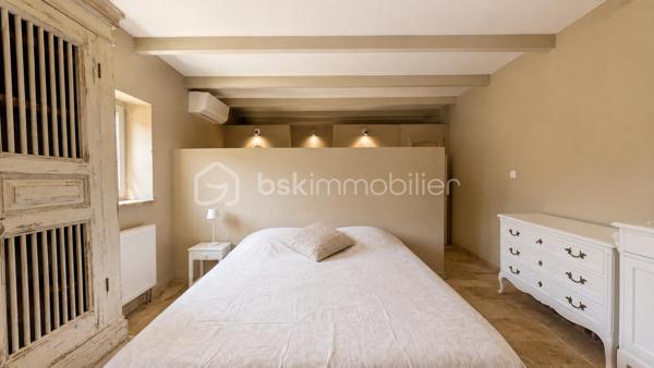 MAS XVIIIᵉ EN PIERRE • 340 M² • 8 CHAMBRES • PISCINE CHAUFFÉE • DRÔME PROVENÇALE

Au cœur de la Drôme provençale, entre Grignan et Dieulefit, découvrez ce remarquable mas en pierre datant du XVIIIᵉ siècle, restauré dans le respect de son authenticité et développant environ 340 m² habitables.

Organisé en L autour d'une ravissante cour intérieure d'environ 93 m², véritable cœur du mas, l'ensemble bénéficie d'une configuration particulièrement intéressante permettant de recevoir famille, amis ou hôtes tout en préservant l'intimité de chacun.

Une première aile accueille l'habitation principale. Depuis une belle terrasse bénéficiant d'une vue remarquable sur les paysages environnants, l'entrée ouvre sur une généreuse pièce de vie avec cuisine ouverte de 52,89 m².

Elle se prolonge par une suite parentale, une seconde chambre disposant de sa baignoire ainsi qu'une troisième chambre aménagée sous pente. Un grenier complète cette partie.

Dans l'autre aile, l'atmosphère se fait particulièrement chaleureuse avec un salon équipé d'un poêle à bois, prolongé par une salle à manger où l'ancienne mangeoire en pierre, soigneusement conservée, rappelle l'histoire et la vocation originelle des lieux.

Une arrière-cuisine ainsi qu'une cave à vin de 21,13 m² complètent ce niveau.

À l'étage, deux chambres disposent chacune de leur salle d'eau privative.

Côté cour et piscine, trois chambres supplémentaires bénéficient chacune de leur propre espace d'eau avec douche ou baignoire, offrant une belle indépendance à leurs occupants.

Le mas totalise ainsi 8 chambres et une capacité d'accueil particulièrement appréciable, avec une distribution adaptée aussi bien à une vie familiale qu'à une activité d'hébergement.

La rénovation a su préserver toute l'âme du bâti ancien : pierres et poutres apparentes, tomettes, pierres de taille, volumes généreux et éléments d'origine composent une atmosphère authentique, associée au confort actuel.

À l'extérieur, le mas est implanté sur environ 6 200 m² de terrain plat et arboré, dans un cadre préservé, sans voisinage immédiat et largement ouvert sur la campagne environnante.

Terrasses, espaces ombragés et perspectives dégagées invitent à profiter pleinement des lieux au fil des saisons.
La piscine chauffée et sécurisée de 5 × 10 m constitue un véritable espace de détente.

Un terrain de pétanque, un puits, un abri double pour deux véhicules, un vaste espace de stationnement ainsi que différentes annexes viennent compléter l’ensemble.
Par ses volumes, sa capacité d'accueil et son organisation permettant de préserver plusieurs univers de vie, ce mas se prête aussi bien à une grande maison de famille en résidence principale ou secondaire, qu'à un projet de location saisonnière, chambres d'hôtes ou gîtes.

Une propriété de caractère à la configuration rare, destinée aux amateurs de vieilles pierres et de lieux ayant conservé une véritable identité, dans un secteur privilégié de la Drôme provençale.

Informations et visites : contactez L’Immo By Céline PASCAL au 06 63 10 02 35.