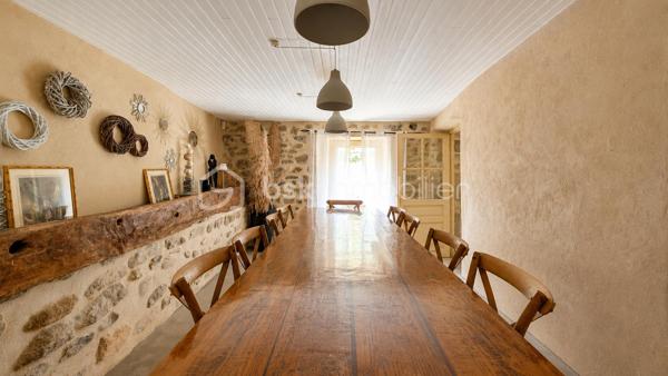 MAS XVIIIᵉ EN PIERRE • 340 M² • 8 CHAMBRES • PISCINE CHAUFFÉE • DRÔME PROVENÇALE

Au cœur de la Drôme provençale, entre Grignan et Dieulefit, découvrez ce remarquable mas en pierre datant du XVIIIᵉ siècle, restauré dans le respect de son authenticité et développant environ 340 m² habitables.

Organisé en L autour d'une ravissante cour intérieure d'environ 93 m², véritable cœur du mas, l'ensemble bénéficie d'une configuration particulièrement intéressante permettant de recevoir famille, amis ou hôtes tout en préservant l'intimité de chacun.

Une première aile accueille l'habitation principale. Depuis une belle terrasse bénéficiant d'une vue remarquable sur les paysages environnants, l'entrée ouvre sur une généreuse pièce de vie avec cuisine ouverte de 52,89 m².

Elle se prolonge par une suite parentale, une seconde chambre disposant de sa baignoire ainsi qu'une troisième chambre aménagée sous pente. Un grenier complète cette partie.

Dans l'autre aile, l'atmosphère se fait particulièrement chaleureuse avec un salon équipé d'un poêle à bois, prolongé par une salle à manger où l'ancienne mangeoire en pierre, soigneusement conservée, rappelle l'histoire et la vocation originelle des lieux.

Une arrière-cuisine ainsi qu'une cave à vin de 21,13 m² complètent ce niveau.

À l'étage, deux chambres disposent chacune de leur salle d'eau privative.

Côté cour et piscine, trois chambres supplémentaires bénéficient chacune de leur propre espace d'eau avec douche ou baignoire, offrant une belle indépendance à leurs occupants.

Le mas totalise ainsi 8 chambres et une capacité d'accueil particulièrement appréciable, avec une distribution adaptée aussi bien à une vie familiale qu'à une activité d'hébergement.

La rénovation a su préserver toute l'âme du bâti ancien : pierres et poutres apparentes, tomettes, pierres de taille, volumes généreux et éléments d'origine composent une atmosphère authentique, associée au confort actuel.

À l'extérieur, le mas est implanté sur environ 6 200 m² de terrain plat et arboré, dans un cadre préservé, sans voisinage immédiat et largement ouvert sur la campagne environnante.

Terrasses, espaces ombragés et perspectives dégagées invitent à profiter pleinement des lieux au fil des saisons.
La piscine chauffée et sécurisée de 5 × 10 m constitue un véritable espace de détente.

Un terrain de pétanque, un puits, un abri double pour deux véhicules, un vaste espace de stationnement ainsi que différentes annexes viennent compléter l’ensemble.
Par ses volumes, sa capacité d'accueil et son organisation permettant de préserver plusieurs univers de vie, ce mas se prête aussi bien à une grande maison de famille en résidence principale ou secondaire, qu'à un projet de location saisonnière, chambres d'hôtes ou gîtes.

Une propriété de caractère à la configuration rare, destinée aux amateurs de vieilles pierres et de lieux ayant conservé une véritable identité, dans un secteur privilégié de la Drôme provençale.

Informations et visites : contactez L’Immo By Céline PASCAL au 06 63 10 02 35.