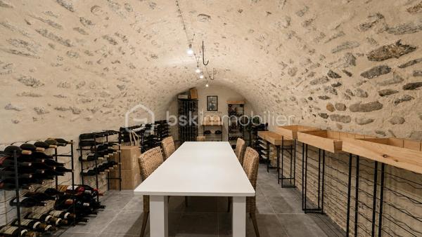 MAS XVIIIᵉ EN PIERRE • 340 M² • 8 CHAMBRES • PISCINE CHAUFFÉE • DRÔME PROVENÇALE

Au cœur de la Drôme provençale, entre Grignan et Dieulefit, découvrez ce remarquable mas en pierre datant du XVIIIᵉ siècle, restauré dans le respect de son authenticité et développant environ 340 m² habitables.

Organisé en L autour d'une ravissante cour intérieure d'environ 93 m², véritable cœur du mas, l'ensemble bénéficie d'une configuration particulièrement intéressante permettant de recevoir famille, amis ou hôtes tout en préservant l'intimité de chacun.

Une première aile accueille l'habitation principale. Depuis une belle terrasse bénéficiant d'une vue remarquable sur les paysages environnants, l'entrée ouvre sur une généreuse pièce de vie avec cuisine ouverte de 52,89 m².

Elle se prolonge par une suite parentale, une seconde chambre disposant de sa baignoire ainsi qu'une troisième chambre aménagée sous pente. Un grenier complète cette partie.

Dans l'autre aile, l'atmosphère se fait particulièrement chaleureuse avec un salon équipé d'un poêle à bois, prolongé par une salle à manger où l'ancienne mangeoire en pierre, soigneusement conservée, rappelle l'histoire et la vocation originelle des lieux.

Une arrière-cuisine ainsi qu'une cave à vin de 21,13 m² complètent ce niveau.

À l'étage, deux chambres disposent chacune de leur salle d'eau privative.

Côté cour et piscine, trois chambres supplémentaires bénéficient chacune de leur propre espace d'eau avec douche ou baignoire, offrant une belle indépendance à leurs occupants.

Le mas totalise ainsi 8 chambres et une capacité d'accueil particulièrement appréciable, avec une distribution adaptée aussi bien à une vie familiale qu'à une activité d'hébergement.

La rénovation a su préserver toute l'âme du bâti ancien : pierres et poutres apparentes, tomettes, pierres de taille, volumes généreux et éléments d'origine composent une atmosphère authentique, associée au confort actuel.

À l'extérieur, le mas est implanté sur environ 6 200 m² de terrain plat et arboré, dans un cadre préservé, sans voisinage immédiat et largement ouvert sur la campagne environnante.

Terrasses, espaces ombragés et perspectives dégagées invitent à profiter pleinement des lieux au fil des saisons.
La piscine chauffée et sécurisée de 5 × 10 m constitue un véritable espace de détente.

Un terrain de pétanque, un puits, un abri double pour deux véhicules, un vaste espace de stationnement ainsi que différentes annexes viennent compléter l’ensemble.
Par ses volumes, sa capacité d'accueil et son organisation permettant de préserver plusieurs univers de vie, ce mas se prête aussi bien à une grande maison de famille en résidence principale ou secondaire, qu'à un projet de location saisonnière, chambres d'hôtes ou gîtes.

Une propriété de caractère à la configuration rare, destinée aux amateurs de vieilles pierres et de lieux ayant conservé une véritable identité, dans un secteur privilégié de la Drôme provençale.

Informations et visites : contactez L’Immo By Céline PASCAL au 06 63 10 02 35.