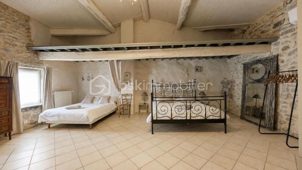 MAS XVIIIᵉ EN PIERRE • 340 M² • 8 CHAMBRES • PISCINE CHAUFFÉE • DRÔME PROVENÇALE

Au cœur de la Drôme provençale, entre Grignan et Dieulefit, découvrez ce remarquable mas en pierre datant du XVIIIᵉ siècle, restauré dans le respect de son authenticité et développant environ 340 m² habitables.

Organisé en L autour d'une ravissante cour intérieure d'environ 93 m², véritable cœur du mas, l'ensemble bénéficie d'une configuration particulièrement intéressante permettant de recevoir famille, amis ou hôtes tout en préservant l'intimité de chacun.

Une première aile accueille l'habitation principale. Depuis une belle terrasse bénéficiant d'une vue remarquable sur les paysages environnants, l'entrée ouvre sur une généreuse pièce de vie avec cuisine ouverte de 52,89 m².

Elle se prolonge par une suite parentale, une seconde chambre disposant de sa baignoire ainsi qu'une troisième chambre aménagée sous pente. Un grenier complète cette partie.

Dans l'autre aile, l'atmosphère se fait particulièrement chaleureuse avec un salon équipé d'un poêle à bois, prolongé par une salle à manger où l'ancienne mangeoire en pierre, soigneusement conservée, rappelle l'histoire et la vocation originelle des lieux.

Une arrière-cuisine ainsi qu'une cave à vin de 21,13 m² complètent ce niveau.

À l'étage, deux chambres disposent chacune de leur salle d'eau privative.

Côté cour et piscine, trois chambres supplémentaires bénéficient chacune de leur propre espace d'eau avec douche ou baignoire, offrant une belle indépendance à leurs occupants.

Le mas totalise ainsi 8 chambres et une capacité d'accueil particulièrement appréciable, avec une distribution adaptée aussi bien à une vie familiale qu'à une activité d'hébergement.

La rénovation a su préserver toute l'âme du bâti ancien : pierres et poutres apparentes, tomettes, pierres de taille, volumes généreux et éléments d'origine composent une atmosphère authentique, associée au confort actuel.

À l'extérieur, le mas est implanté sur environ 6 200 m² de terrain plat et arboré, dans un cadre préservé, sans voisinage immédiat et largement ouvert sur la campagne environnante.

Terrasses, espaces ombragés et perspectives dégagées invitent à profiter pleinement des lieux au fil des saisons.
La piscine chauffée et sécurisée de 5 × 10 m constitue un véritable espace de détente.

Un terrain de pétanque, un puits, un abri double pour deux véhicules, un vaste espace de stationnement ainsi que différentes annexes viennent compléter l’ensemble.
Par ses volumes, sa capacité d'accueil et son organisation permettant de préserver plusieurs univers de vie, ce mas se prête aussi bien à une grande maison de famille en résidence principale ou secondaire, qu'à un projet de location saisonnière, chambres d'hôtes ou gîtes.

Une propriété de caractère à la configuration rare, destinée aux amateurs de vieilles pierres et de lieux ayant conservé une véritable identité, dans un secteur privilégié de la Drôme provençale.

Informations et visites : contactez L’Immo By Céline PASCAL au 06 63 10 02 35.