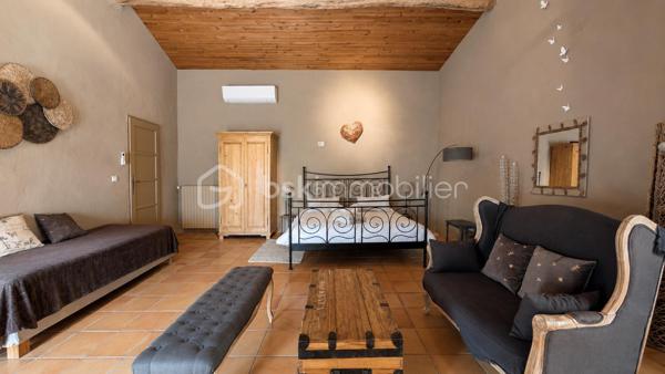 MAS XVIIIᵉ EN PIERRE • 340 M² • 8 CHAMBRES • PISCINE CHAUFFÉE • DRÔME PROVENÇALE

Au cœur de la Drôme provençale, entre Grignan et Dieulefit, découvrez ce remarquable mas en pierre datant du XVIIIᵉ siècle, restauré dans le respect de son authenticité et développant environ 340 m² habitables.

Organisé en L autour d'une ravissante cour intérieure d'environ 93 m², véritable cœur du mas, l'ensemble bénéficie d'une configuration particulièrement intéressante permettant de recevoir famille, amis ou hôtes tout en préservant l'intimité de chacun.

Une première aile accueille l'habitation principale. Depuis une belle terrasse bénéficiant d'une vue remarquable sur les paysages environnants, l'entrée ouvre sur une généreuse pièce de vie avec cuisine ouverte de 52,89 m².

Elle se prolonge par une suite parentale, une seconde chambre disposant de sa baignoire ainsi qu'une troisième chambre aménagée sous pente. Un grenier complète cette partie.

Dans l'autre aile, l'atmosphère se fait particulièrement chaleureuse avec un salon équipé d'un poêle à bois, prolongé par une salle à manger où l'ancienne mangeoire en pierre, soigneusement conservée, rappelle l'histoire et la vocation originelle des lieux.

Une arrière-cuisine ainsi qu'une cave à vin de 21,13 m² complètent ce niveau.

À l'étage, deux chambres disposent chacune de leur salle d'eau privative.

Côté cour et piscine, trois chambres supplémentaires bénéficient chacune de leur propre espace d'eau avec douche ou baignoire, offrant une belle indépendance à leurs occupants.

Le mas totalise ainsi 8 chambres et une capacité d'accueil particulièrement appréciable, avec une distribution adaptée aussi bien à une vie familiale qu'à une activité d'hébergement.

La rénovation a su préserver toute l'âme du bâti ancien : pierres et poutres apparentes, tomettes, pierres de taille, volumes généreux et éléments d'origine composent une atmosphère authentique, associée au confort actuel.

À l'extérieur, le mas est implanté sur environ 6 200 m² de terrain plat et arboré, dans un cadre préservé, sans voisinage immédiat et largement ouvert sur la campagne environnante.

Terrasses, espaces ombragés et perspectives dégagées invitent à profiter pleinement des lieux au fil des saisons.
La piscine chauffée et sécurisée de 5 × 10 m constitue un véritable espace de détente.

Un terrain de pétanque, un puits, un abri double pour deux véhicules, un vaste espace de stationnement ainsi que différentes annexes viennent compléter l’ensemble.
Par ses volumes, sa capacité d'accueil et son organisation permettant de préserver plusieurs univers de vie, ce mas se prête aussi bien à une grande maison de famille en résidence principale ou secondaire, qu'à un projet de location saisonnière, chambres d'hôtes ou gîtes.

Une propriété de caractère à la configuration rare, destinée aux amateurs de vieilles pierres et de lieux ayant conservé une véritable identité, dans un secteur privilégié de la Drôme provençale.

Informations et visites : contactez L’Immo By Céline PASCAL au 06 63 10 02 35.