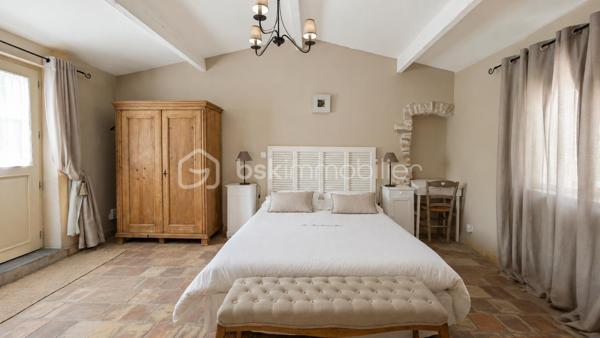 MAS XVIIIᵉ EN PIERRE • 340 M² • 8 CHAMBRES • PISCINE CHAUFFÉE • DRÔME PROVENÇALE

Au cœur de la Drôme provençale, entre Grignan et Dieulefit, découvrez ce remarquable mas en pierre datant du XVIIIᵉ siècle, restauré dans le respect de son authenticité et développant environ 340 m² habitables.

Organisé en L autour d'une ravissante cour intérieure d'environ 93 m², véritable cœur du mas, l'ensemble bénéficie d'une configuration particulièrement intéressante permettant de recevoir famille, amis ou hôtes tout en préservant l'intimité de chacun.

Une première aile accueille l'habitation principale. Depuis une belle terrasse bénéficiant d'une vue remarquable sur les paysages environnants, l'entrée ouvre sur une généreuse pièce de vie avec cuisine ouverte de 52,89 m².

Elle se prolonge par une suite parentale, une seconde chambre disposant de sa baignoire ainsi qu'une troisième chambre aménagée sous pente. Un grenier complète cette partie.

Dans l'autre aile, l'atmosphère se fait particulièrement chaleureuse avec un salon équipé d'un poêle à bois, prolongé par une salle à manger où l'ancienne mangeoire en pierre, soigneusement conservée, rappelle l'histoire et la vocation originelle des lieux.

Une arrière-cuisine ainsi qu'une cave à vin de 21,13 m² complètent ce niveau.

À l'étage, deux chambres disposent chacune de leur salle d'eau privative.

Côté cour et piscine, trois chambres supplémentaires bénéficient chacune de leur propre espace d'eau avec douche ou baignoire, offrant une belle indépendance à leurs occupants.

Le mas totalise ainsi 8 chambres et une capacité d'accueil particulièrement appréciable, avec une distribution adaptée aussi bien à une vie familiale qu'à une activité d'hébergement.

La rénovation a su préserver toute l'âme du bâti ancien : pierres et poutres apparentes, tomettes, pierres de taille, volumes généreux et éléments d'origine composent une atmosphère authentique, associée au confort actuel.

À l'extérieur, le mas est implanté sur environ 6 200 m² de terrain plat et arboré, dans un cadre préservé, sans voisinage immédiat et largement ouvert sur la campagne environnante.

Terrasses, espaces ombragés et perspectives dégagées invitent à profiter pleinement des lieux au fil des saisons.
La piscine chauffée et sécurisée de 5 × 10 m constitue un véritable espace de détente.

Un terrain de pétanque, un puits, un abri double pour deux véhicules, un vaste espace de stationnement ainsi que différentes annexes viennent compléter l’ensemble.
Par ses volumes, sa capacité d'accueil et son organisation permettant de préserver plusieurs univers de vie, ce mas se prête aussi bien à une grande maison de famille en résidence principale ou secondaire, qu'à un projet de location saisonnière, chambres d'hôtes ou gîtes.

Une propriété de caractère à la configuration rare, destinée aux amateurs de vieilles pierres et de lieux ayant conservé une véritable identité, dans un secteur privilégié de la Drôme provençale.

Informations et visites : contactez L’Immo By Céline PASCAL au 06 63 10 02 35.