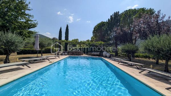 MAS XVIIIᵉ EN PIERRE • 340 M² • 8 CHAMBRES • PISCINE CHAUFFÉE • DRÔME PROVENÇALE

Au cœur de la Drôme provençale, entre Grignan et Dieulefit, découvrez ce remarquable mas en pierre datant du XVIIIᵉ siècle, restauré dans le respect de son authenticité et développant environ 340 m² habitables.

Organisé en L autour d'une ravissante cour intérieure d'environ 93 m², véritable cœur du mas, l'ensemble bénéficie d'une configuration particulièrement intéressante permettant de recevoir famille, amis ou hôtes tout en préservant l'intimité de chacun.

Une première aile accueille l'habitation principale. Depuis une belle terrasse bénéficiant d'une vue remarquable sur les paysages environnants, l'entrée ouvre sur une généreuse pièce de vie avec cuisine ouverte de 52,89 m².

Elle se prolonge par une suite parentale, une seconde chambre disposant de sa baignoire ainsi qu'une troisième chambre aménagée sous pente. Un grenier complète cette partie.

Dans l'autre aile, l'atmosphère se fait particulièrement chaleureuse avec un salon équipé d'un poêle à bois, prolongé par une salle à manger où l'ancienne mangeoire en pierre, soigneusement conservée, rappelle l'histoire et la vocation originelle des lieux.

Une arrière-cuisine ainsi qu'une cave à vin de 21,13 m² complètent ce niveau.

À l'étage, deux chambres disposent chacune de leur salle d'eau privative.

Côté cour et piscine, trois chambres supplémentaires bénéficient chacune de leur propre espace d'eau avec douche ou baignoire, offrant une belle indépendance à leurs occupants.

Le mas totalise ainsi 8 chambres et une capacité d'accueil particulièrement appréciable, avec une distribution adaptée aussi bien à une vie familiale qu'à une activité d'hébergement.

La rénovation a su préserver toute l'âme du bâti ancien : pierres et poutres apparentes, tomettes, pierres de taille, volumes généreux et éléments d'origine composent une atmosphère authentique, associée au confort actuel.

À l'extérieur, le mas est implanté sur environ 6 200 m² de terrain plat et arboré, dans un cadre préservé, sans voisinage immédiat et largement ouvert sur la campagne environnante.

Terrasses, espaces ombragés et perspectives dégagées invitent à profiter pleinement des lieux au fil des saisons.
La piscine chauffée et sécurisée de 5 × 10 m constitue un véritable espace de détente.

Un terrain de pétanque, un puits, un abri double pour deux véhicules, un vaste espace de stationnement ainsi que différentes annexes viennent compléter l’ensemble.
Par ses volumes, sa capacité d'accueil et son organisation permettant de préserver plusieurs univers de vie, ce mas se prête aussi bien à une grande maison de famille en résidence principale ou secondaire, qu'à un projet de location saisonnière, chambres d'hôtes ou gîtes.

Une propriété de caractère à la configuration rare, destinée aux amateurs de vieilles pierres et de lieux ayant conservé une véritable identité, dans un secteur privilégié de la Drôme provençale.

Informations et visites : contactez L’Immo By Céline PASCAL au 06 63 10 02 35.