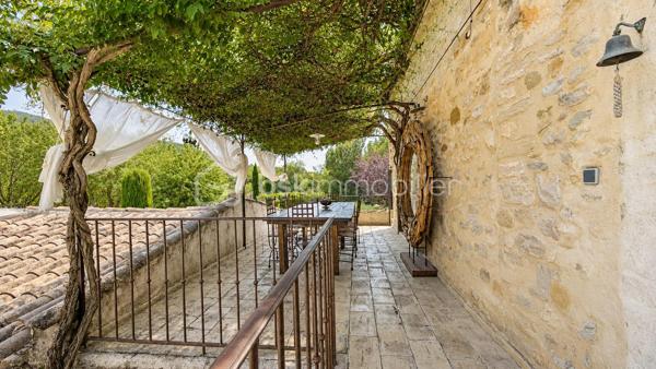 MAS XVIIIᵉ EN PIERRE • 340 M² • 8 CHAMBRES • PISCINE CHAUFFÉE • DRÔME PROVENÇALE

Au cœur de la Drôme provençale, entre Grignan et Dieulefit, découvrez ce remarquable mas en pierre datant du XVIIIᵉ siècle, restauré dans le respect de son authenticité et développant environ 340 m² habitables.

Organisé en L autour d'une ravissante cour intérieure d'environ 93 m², véritable cœur du mas, l'ensemble bénéficie d'une configuration particulièrement intéressante permettant de recevoir famille, amis ou hôtes tout en préservant l'intimité de chacun.

Une première aile accueille l'habitation principale. Depuis une belle terrasse bénéficiant d'une vue remarquable sur les paysages environnants, l'entrée ouvre sur une généreuse pièce de vie avec cuisine ouverte de 52,89 m².

Elle se prolonge par une suite parentale, une seconde chambre disposant de sa baignoire ainsi qu'une troisième chambre aménagée sous pente. Un grenier complète cette partie.

Dans l'autre aile, l'atmosphère se fait particulièrement chaleureuse avec un salon équipé d'un poêle à bois, prolongé par une salle à manger où l'ancienne mangeoire en pierre, soigneusement conservée, rappelle l'histoire et la vocation originelle des lieux.

Une arrière-cuisine ainsi qu'une cave à vin de 21,13 m² complètent ce niveau.

À l'étage, deux chambres disposent chacune de leur salle d'eau privative.

Côté cour et piscine, trois chambres supplémentaires bénéficient chacune de leur propre espace d'eau avec douche ou baignoire, offrant une belle indépendance à leurs occupants.

Le mas totalise ainsi 8 chambres et une capacité d'accueil particulièrement appréciable, avec une distribution adaptée aussi bien à une vie familiale qu'à une activité d'hébergement.

La rénovation a su préserver toute l'âme du bâti ancien : pierres et poutres apparentes, tomettes, pierres de taille, volumes généreux et éléments d'origine composent une atmosphère authentique, associée au confort actuel.

À l'extérieur, le mas est implanté sur environ 6 200 m² de terrain plat et arboré, dans un cadre préservé, sans voisinage immédiat et largement ouvert sur la campagne environnante.

Terrasses, espaces ombragés et perspectives dégagées invitent à profiter pleinement des lieux au fil des saisons.
La piscine chauffée et sécurisée de 5 × 10 m constitue un véritable espace de détente.

Un terrain de pétanque, un puits, un abri double pour deux véhicules, un vaste espace de stationnement ainsi que différentes annexes viennent compléter l’ensemble.
Par ses volumes, sa capacité d'accueil et son organisation permettant de préserver plusieurs univers de vie, ce mas se prête aussi bien à une grande maison de famille en résidence principale ou secondaire, qu'à un projet de location saisonnière, chambres d'hôtes ou gîtes.

Une propriété de caractère à la configuration rare, destinée aux amateurs de vieilles pierres et de lieux ayant conservé une véritable identité, dans un secteur privilégié de la Drôme provençale.

Informations et visites : contactez L’Immo By Céline PASCAL au 06 63 10 02 35.