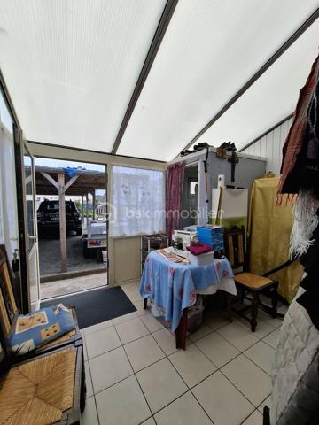 Maison de ville d’environ 65 m² à Flers, proche de toutes les commodités ✌️
Vous entrerez par une véranda faisant office d’entrée, puis découvrirez la maison composée d’une cuisine fermée, d’un salon, d’une chambre ainsi que d’une salle d’eau avec WC.
À l’étage, un espace nuit supplémentaire vient compléter l’ensemble.
Côté extérieur, vous profiterez d’une cour fermée avec un garage et un carport, pouvant être aménagés en terrasse semi-couverte pour profiter pleinement de vos soirées estivales. ☀️🍹
Cette maison n’attend plus que vous pour retrouver tout son potentiel ! Un peu d’huile de coude, quelques idées déco, et elle deviendra un véritable cocon chaleureux. 🏡✨
👀 Partant(e) pour une visite ?
📞 Contactez-moi