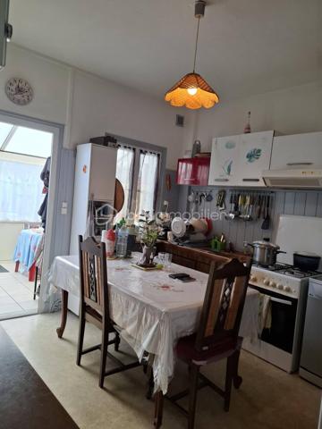 Maison de ville d’environ 65 m² à Flers, proche de toutes les commodités ✌️
Vous entrerez par une véranda faisant office d’entrée, puis découvrirez la maison composée d’une cuisine fermée, d’un salon, d’une chambre ainsi que d’une salle d’eau avec WC.
À l’étage, un espace nuit supplémentaire vient compléter l’ensemble.
Côté extérieur, vous profiterez d’une cour fermée avec un garage et un carport, pouvant être aménagés en terrasse semi-couverte pour profiter pleinement de vos soirées estivales. ☀️🍹
Cette maison n’attend plus que vous pour retrouver tout son potentiel ! Un peu d’huile de coude, quelques idées déco, et elle deviendra un véritable cocon chaleureux. 🏡✨
👀 Partant(e) pour une visite ?
📞 Contactez-moi