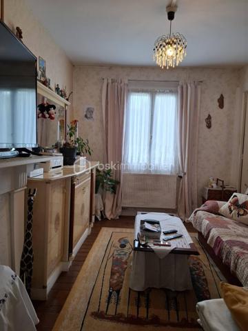 Maison de ville d’environ 65 m² à Flers, proche de toutes les commodités ✌️
Vous entrerez par une véranda faisant office d’entrée, puis découvrirez la maison composée d’une cuisine fermée, d’un salon, d’une chambre ainsi que d’une salle d’eau avec WC.
À l’étage, un espace nuit supplémentaire vient compléter l’ensemble.
Côté extérieur, vous profiterez d’une cour fermée avec un garage et un carport, pouvant être aménagés en terrasse semi-couverte pour profiter pleinement de vos soirées estivales. ☀️🍹
Cette maison n’attend plus que vous pour retrouver tout son potentiel ! Un peu d’huile de coude, quelques idées déco, et elle deviendra un véritable cocon chaleureux. 🏡✨
👀 Partant(e) pour une visite ?
📞 Contactez-moi