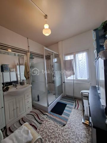 Maison de ville d’environ 65 m² à Flers, proche de toutes les commodités ✌️
Vous entrerez par une véranda faisant office d’entrée, puis découvrirez la maison composée d’une cuisine fermée, d’un salon, d’une chambre ainsi que d’une salle d’eau avec WC.
À l’étage, un espace nuit supplémentaire vient compléter l’ensemble.
Côté extérieur, vous profiterez d’une cour fermée avec un garage et un carport, pouvant être aménagés en terrasse semi-couverte pour profiter pleinement de vos soirées estivales. ☀️🍹
Cette maison n’attend plus que vous pour retrouver tout son potentiel ! Un peu d’huile de coude, quelques idées déco, et elle deviendra un véritable cocon chaleureux. 🏡✨
👀 Partant(e) pour une visite ?
📞 Contactez-moi