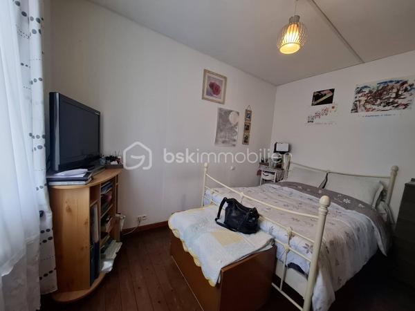 Maison de ville d’environ 65 m² à Flers, proche de toutes les commodités ✌️
Vous entrerez par une véranda faisant office d’entrée, puis découvrirez la maison composée d’une cuisine fermée, d’un salon, d’une chambre ainsi que d’une salle d’eau avec WC.
À l’étage, un espace nuit supplémentaire vient compléter l’ensemble.
Côté extérieur, vous profiterez d’une cour fermée avec un garage et un carport, pouvant être aménagés en terrasse semi-couverte pour profiter pleinement de vos soirées estivales. ☀️🍹
Cette maison n’attend plus que vous pour retrouver tout son potentiel ! Un peu d’huile de coude, quelques idées déco, et elle deviendra un véritable cocon chaleureux. 🏡✨
👀 Partant(e) pour une visite ?
📞 Contactez-moi