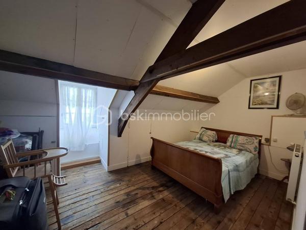 Maison de ville d’environ 65 m² à Flers, proche de toutes les commodités ✌️
Vous entrerez par une véranda faisant office d’entrée, puis découvrirez la maison composée d’une cuisine fermée, d’un salon, d’une chambre ainsi que d’une salle d’eau avec WC.
À l’étage, un espace nuit supplémentaire vient compléter l’ensemble.
Côté extérieur, vous profiterez d’une cour fermée avec un garage et un carport, pouvant être aménagés en terrasse semi-couverte pour profiter pleinement de vos soirées estivales. ☀️🍹
Cette maison n’attend plus que vous pour retrouver tout son potentiel ! Un peu d’huile de coude, quelques idées déco, et elle deviendra un véritable cocon chaleureux. 🏡✨
👀 Partant(e) pour une visite ?
📞 Contactez-moi