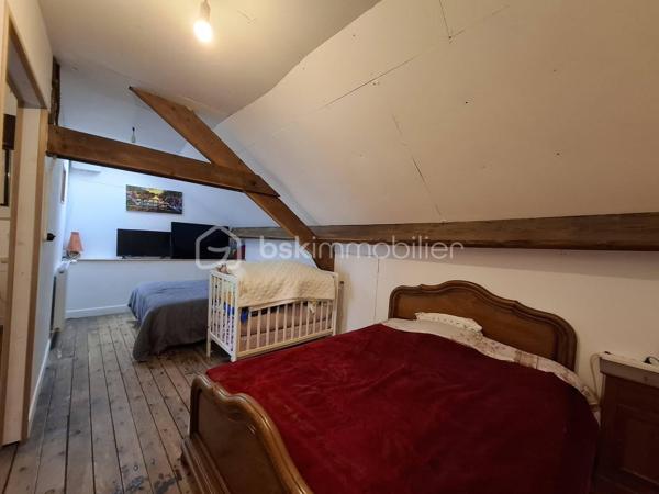Maison de ville d’environ 65 m² à Flers, proche de toutes les commodités ✌️
Vous entrerez par une véranda faisant office d’entrée, puis découvrirez la maison composée d’une cuisine fermée, d’un salon, d’une chambre ainsi que d’une salle d’eau avec WC.
À l’étage, un espace nuit supplémentaire vient compléter l’ensemble.
Côté extérieur, vous profiterez d’une cour fermée avec un garage et un carport, pouvant être aménagés en terrasse semi-couverte pour profiter pleinement de vos soirées estivales. ☀️🍹
Cette maison n’attend plus que vous pour retrouver tout son potentiel ! Un peu d’huile de coude, quelques idées déco, et elle deviendra un véritable cocon chaleureux. 🏡✨
👀 Partant(e) pour une visite ?
📞 Contactez-moi