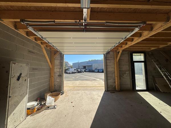 Secteur boulevard Gaston Birgé, local de stockage avec bureaux Angers