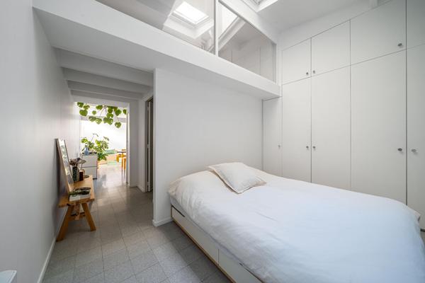 Comme une maison avec cour végétalisée au calme absolu