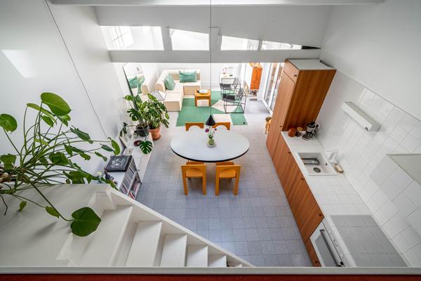 Comme une maison avec cour végétalisée au calme absolu