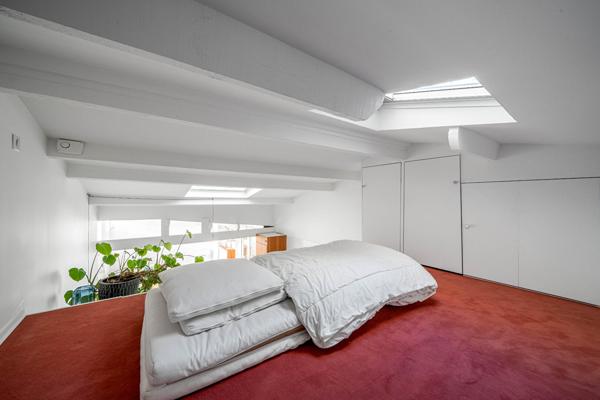 Comme une maison avec cour végétalisée au calme absolu