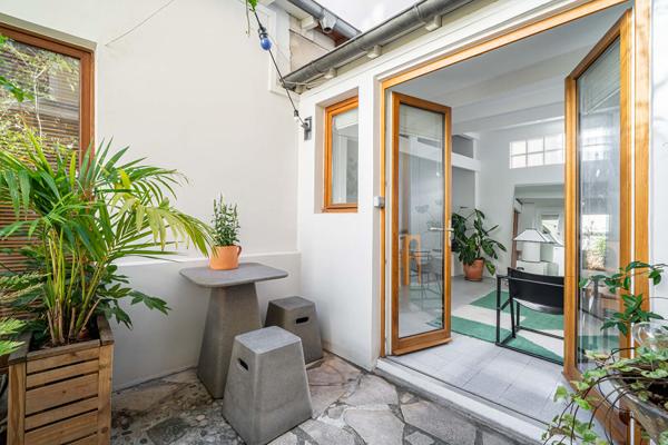 Comme une maison avec cour végétalisée au calme absolu