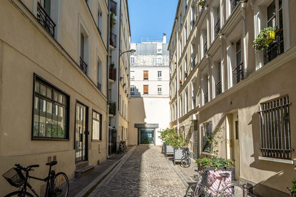 Comme une maison avec cour végétalisée au calme absolu