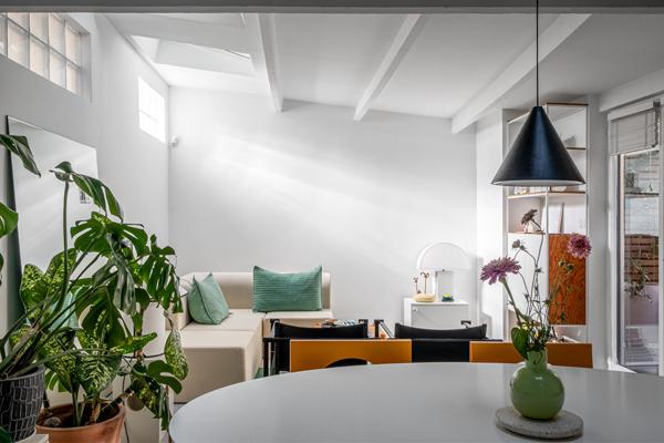 Comme une maison avec cour végétalisée au calme absolu