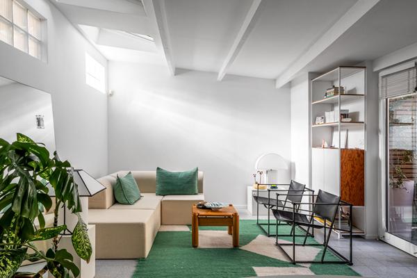 Comme une maison avec cour végétalisée au calme absolu