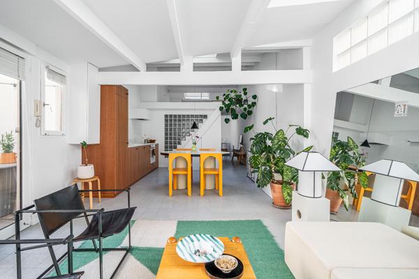 Comme une maison avec cour végétalisée au calme absolu