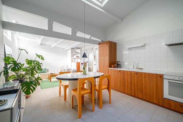 Comme une maison avec cour végétalisée au calme absolu