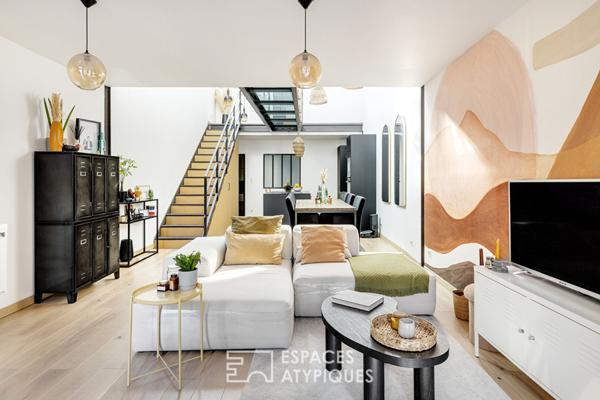Loft et sa passerelle en verre dans une ancienne teinturerie