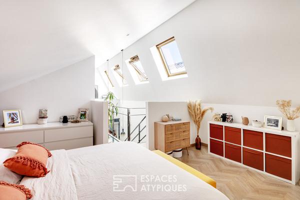 Loft et sa passerelle en verre dans une ancienne teinturerie