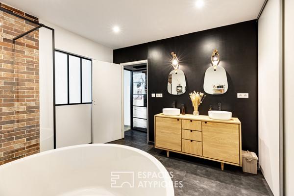 Loft et sa passerelle en verre dans une ancienne teinturerie