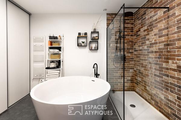 Loft et sa passerelle en verre dans une ancienne teinturerie