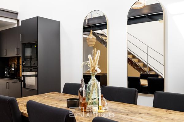 Loft et sa passerelle en verre dans une ancienne teinturerie