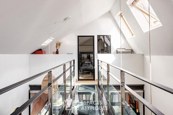 Loft et sa passerelle en verre dans une ancienne teinturerie