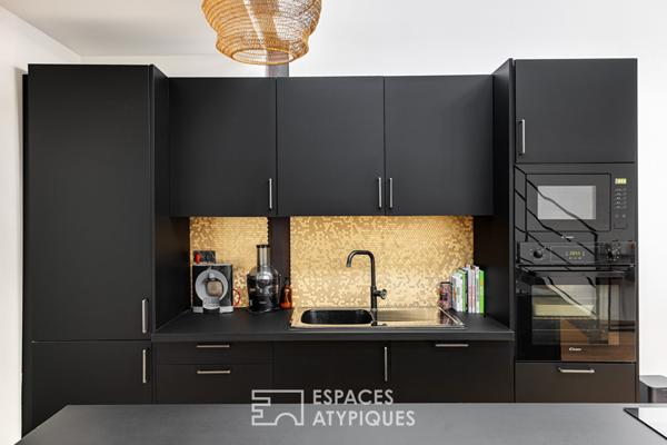 Loft et sa passerelle en verre dans une ancienne teinturerie