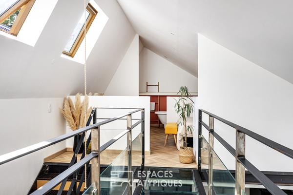 Loft et sa passerelle en verre dans une ancienne teinturerie