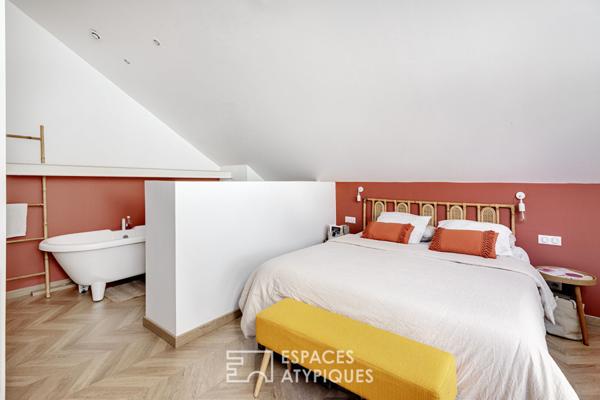 Loft et sa passerelle en verre dans une ancienne teinturerie