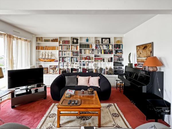 Appartement
         5 pièces
        - 143 m² Bien prestige 520 000 € *