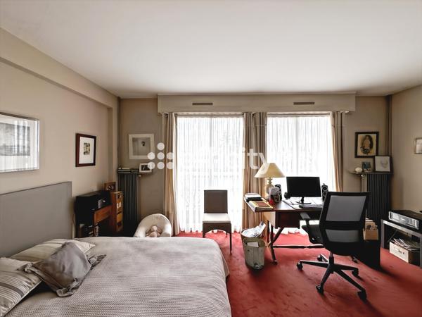 Appartement
         5 pièces
        - 143 m² Bien prestige 520 000 € *