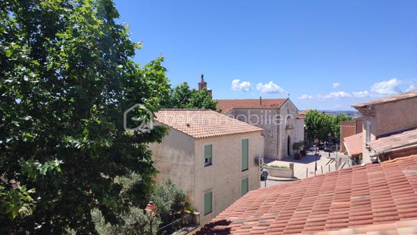 TROP TARD POUR CETTE JOLIE PEPITE QUI EST SOUS OFFRE ACCEPTEE!!!!!!!!!!

EXCLUSIVITÉ À ROGNAC – À NE PAS MANQUER ! 
Un prix de vente et un prix au m² comparables à ceux d’un appartement… sans les contraintes des charges de copropriété ni la promiscuité du voisinage !


⚠️ Attention : chaque pièce est présentée avec une photo réelle ainsi qu’une projection réalisée par intelligence artificielle (non contractuelle et non à l’échelle) afin de vous aider à visualiser tout le potentiel du bien.

*** Idéal pour un jeune couple, une famille ou un investisseur ***

📍 Emplacement privilégié :
À 3 minutes à pied des écoles maternelle et primaire
À 5 minutes à pied de la gare SNCF
À proximité immédiate des commerces, commodités et parkings
En plein cœur du village tout en bénéficiant d’un environnement calme

Laissez-vous séduire par cette charmante maison de village offrant de nombreux atouts : une excellente localisation, une belle luminosité, de beaux volumes et surtout une superbe terrasse tropézienne avec une vue panoramique à 180° sur le village, l’étang et le plateau. Des travaux sont à prévoir, vous laissant l’opportunité de créer un intérieur entièrement à votre image.

Au rez-de-chaussée :
Petite terrasse d'accueil permettant de stationner un deux-roues et de ne pas avoir la porte d'entrée directement sur la route
Cuisine / salle à manger de 25 m²
Salon voûté plein de charme
WC indépendant (avec arrivée d'eau : espace buanderie)

Au 1er étage :
3 chambres de 10 à 13 m²
Salle d'eau rénovée
Second WC avec espace de rangement

Au 2e étage :
Pièce de 25 m² pouvant accueillir une suite parentale, une 4e chambre, un bureau ou un second salon
Accès à une magnifique terrasse de 25 m² avec vue exceptionnelle

Équipements : Climatisation au rez-de-chaussée et dans la plus grande chambre, Double vitrage, Volets roulants électriques solaires, Menuiseries PVC...

Une maison pleine de potentiel dans l'un des secteurs les plus recherchés de Rognac. Une visite s'impose !