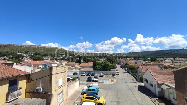 TROP TARD POUR CETTE JOLIE PEPITE QUI EST SOUS OFFRE ACCEPTEE!!!!!!!!!!

EXCLUSIVITÉ À ROGNAC – À NE PAS MANQUER ! 
Un prix de vente et un prix au m² comparables à ceux d’un appartement… sans les contraintes des charges de copropriété ni la promiscuité du voisinage !


⚠️ Attention : chaque pièce est présentée avec une photo réelle ainsi qu’une projection réalisée par intelligence artificielle (non contractuelle et non à l’échelle) afin de vous aider à visualiser tout le potentiel du bien.

*** Idéal pour un jeune couple, une famille ou un investisseur ***

📍 Emplacement privilégié :
À 3 minutes à pied des écoles maternelle et primaire
À 5 minutes à pied de la gare SNCF
À proximité immédiate des commerces, commodités et parkings
En plein cœur du village tout en bénéficiant d’un environnement calme

Laissez-vous séduire par cette charmante maison de village offrant de nombreux atouts : une excellente localisation, une belle luminosité, de beaux volumes et surtout une superbe terrasse tropézienne avec une vue panoramique à 180° sur le village, l’étang et le plateau. Des travaux sont à prévoir, vous laissant l’opportunité de créer un intérieur entièrement à votre image.

Au rez-de-chaussée :
Petite terrasse d'accueil permettant de stationner un deux-roues et de ne pas avoir la porte d'entrée directement sur la route
Cuisine / salle à manger de 25 m²
Salon voûté plein de charme
WC indépendant (avec arrivée d'eau : espace buanderie)

Au 1er étage :
3 chambres de 10 à 13 m²
Salle d'eau rénovée
Second WC avec espace de rangement

Au 2e étage :
Pièce de 25 m² pouvant accueillir une suite parentale, une 4e chambre, un bureau ou un second salon
Accès à une magnifique terrasse de 25 m² avec vue exceptionnelle

Équipements : Climatisation au rez-de-chaussée et dans la plus grande chambre, Double vitrage, Volets roulants électriques solaires, Menuiseries PVC...

Une maison pleine de potentiel dans l'un des secteurs les plus recherchés de Rognac. Une visite s'impose !