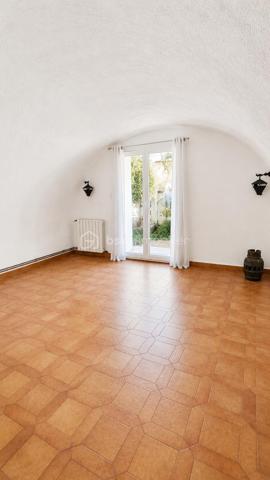 TROP TARD POUR CETTE JOLIE PEPITE QUI EST SOUS OFFRE ACCEPTEE!!!!!!!!!!

EXCLUSIVITÉ À ROGNAC – À NE PAS MANQUER ! 
Un prix de vente et un prix au m² comparables à ceux d’un appartement… sans les contraintes des charges de copropriété ni la promiscuité du voisinage !


⚠️ Attention : chaque pièce est présentée avec une photo réelle ainsi qu’une projection réalisée par intelligence artificielle (non contractuelle et non à l’échelle) afin de vous aider à visualiser tout le potentiel du bien.

*** Idéal pour un jeune couple, une famille ou un investisseur ***

📍 Emplacement privilégié :
À 3 minutes à pied des écoles maternelle et primaire
À 5 minutes à pied de la gare SNCF
À proximité immédiate des commerces, commodités et parkings
En plein cœur du village tout en bénéficiant d’un environnement calme

Laissez-vous séduire par cette charmante maison de village offrant de nombreux atouts : une excellente localisation, une belle luminosité, de beaux volumes et surtout une superbe terrasse tropézienne avec une vue panoramique à 180° sur le village, l’étang et le plateau. Des travaux sont à prévoir, vous laissant l’opportunité de créer un intérieur entièrement à votre image.

Au rez-de-chaussée :
Petite terrasse d'accueil permettant de stationner un deux-roues et de ne pas avoir la porte d'entrée directement sur la route
Cuisine / salle à manger de 25 m²
Salon voûté plein de charme
WC indépendant (avec arrivée d'eau : espace buanderie)

Au 1er étage :
3 chambres de 10 à 13 m²
Salle d'eau rénovée
Second WC avec espace de rangement

Au 2e étage :
Pièce de 25 m² pouvant accueillir une suite parentale, une 4e chambre, un bureau ou un second salon
Accès à une magnifique terrasse de 25 m² avec vue exceptionnelle

Équipements : Climatisation au rez-de-chaussée et dans la plus grande chambre, Double vitrage, Volets roulants électriques solaires, Menuiseries PVC...

Une maison pleine de potentiel dans l'un des secteurs les plus recherchés de Rognac. Une visite s'impose !