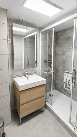 TROP TARD POUR CETTE JOLIE PEPITE QUI EST SOUS OFFRE ACCEPTEE!!!!!!!!!!

EXCLUSIVITÉ À ROGNAC – À NE PAS MANQUER ! 
Un prix de vente et un prix au m² comparables à ceux d’un appartement… sans les contraintes des charges de copropriété ni la promiscuité du voisinage !


⚠️ Attention : chaque pièce est présentée avec une photo réelle ainsi qu’une projection réalisée par intelligence artificielle (non contractuelle et non à l’échelle) afin de vous aider à visualiser tout le potentiel du bien.

*** Idéal pour un jeune couple, une famille ou un investisseur ***

📍 Emplacement privilégié :
À 3 minutes à pied des écoles maternelle et primaire
À 5 minutes à pied de la gare SNCF
À proximité immédiate des commerces, commodités et parkings
En plein cœur du village tout en bénéficiant d’un environnement calme

Laissez-vous séduire par cette charmante maison de village offrant de nombreux atouts : une excellente localisation, une belle luminosité, de beaux volumes et surtout une superbe terrasse tropézienne avec une vue panoramique à 180° sur le village, l’étang et le plateau. Des travaux sont à prévoir, vous laissant l’opportunité de créer un intérieur entièrement à votre image.

Au rez-de-chaussée :
Petite terrasse d'accueil permettant de stationner un deux-roues et de ne pas avoir la porte d'entrée directement sur la route
Cuisine / salle à manger de 25 m²
Salon voûté plein de charme
WC indépendant (avec arrivée d'eau : espace buanderie)

Au 1er étage :
3 chambres de 10 à 13 m²
Salle d'eau rénovée
Second WC avec espace de rangement

Au 2e étage :
Pièce de 25 m² pouvant accueillir une suite parentale, une 4e chambre, un bureau ou un second salon
Accès à une magnifique terrasse de 25 m² avec vue exceptionnelle

Équipements : Climatisation au rez-de-chaussée et dans la plus grande chambre, Double vitrage, Volets roulants électriques solaires, Menuiseries PVC...

Une maison pleine de potentiel dans l'un des secteurs les plus recherchés de Rognac. Une visite s'impose !