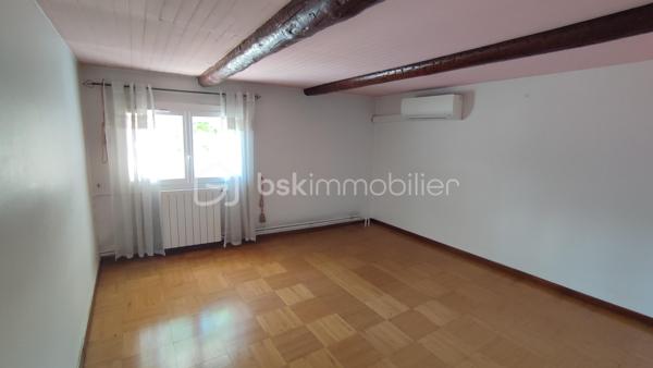 TROP TARD POUR CETTE JOLIE PEPITE QUI EST SOUS OFFRE ACCEPTEE!!!!!!!!!!

EXCLUSIVITÉ À ROGNAC – À NE PAS MANQUER ! 
Un prix de vente et un prix au m² comparables à ceux d’un appartement… sans les contraintes des charges de copropriété ni la promiscuité du voisinage !


⚠️ Attention : chaque pièce est présentée avec une photo réelle ainsi qu’une projection réalisée par intelligence artificielle (non contractuelle et non à l’échelle) afin de vous aider à visualiser tout le potentiel du bien.

*** Idéal pour un jeune couple, une famille ou un investisseur ***

📍 Emplacement privilégié :
À 3 minutes à pied des écoles maternelle et primaire
À 5 minutes à pied de la gare SNCF
À proximité immédiate des commerces, commodités et parkings
En plein cœur du village tout en bénéficiant d’un environnement calme

Laissez-vous séduire par cette charmante maison de village offrant de nombreux atouts : une excellente localisation, une belle luminosité, de beaux volumes et surtout une superbe terrasse tropézienne avec une vue panoramique à 180° sur le village, l’étang et le plateau. Des travaux sont à prévoir, vous laissant l’opportunité de créer un intérieur entièrement à votre image.

Au rez-de-chaussée :
Petite terrasse d'accueil permettant de stationner un deux-roues et de ne pas avoir la porte d'entrée directement sur la route
Cuisine / salle à manger de 25 m²
Salon voûté plein de charme
WC indépendant (avec arrivée d'eau : espace buanderie)

Au 1er étage :
3 chambres de 10 à 13 m²
Salle d'eau rénovée
Second WC avec espace de rangement

Au 2e étage :
Pièce de 25 m² pouvant accueillir une suite parentale, une 4e chambre, un bureau ou un second salon
Accès à une magnifique terrasse de 25 m² avec vue exceptionnelle

Équipements : Climatisation au rez-de-chaussée et dans la plus grande chambre, Double vitrage, Volets roulants électriques solaires, Menuiseries PVC...

Une maison pleine de potentiel dans l'un des secteurs les plus recherchés de Rognac. Une visite s'impose !