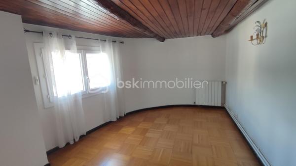 TROP TARD POUR CETTE JOLIE PEPITE QUI EST SOUS OFFRE ACCEPTEE!!!!!!!!!!

EXCLUSIVITÉ À ROGNAC – À NE PAS MANQUER ! 
Un prix de vente et un prix au m² comparables à ceux d’un appartement… sans les contraintes des charges de copropriété ni la promiscuité du voisinage !


⚠️ Attention : chaque pièce est présentée avec une photo réelle ainsi qu’une projection réalisée par intelligence artificielle (non contractuelle et non à l’échelle) afin de vous aider à visualiser tout le potentiel du bien.

*** Idéal pour un jeune couple, une famille ou un investisseur ***

📍 Emplacement privilégié :
À 3 minutes à pied des écoles maternelle et primaire
À 5 minutes à pied de la gare SNCF
À proximité immédiate des commerces, commodités et parkings
En plein cœur du village tout en bénéficiant d’un environnement calme

Laissez-vous séduire par cette charmante maison de village offrant de nombreux atouts : une excellente localisation, une belle luminosité, de beaux volumes et surtout une superbe terrasse tropézienne avec une vue panoramique à 180° sur le village, l’étang et le plateau. Des travaux sont à prévoir, vous laissant l’opportunité de créer un intérieur entièrement à votre image.

Au rez-de-chaussée :
Petite terrasse d'accueil permettant de stationner un deux-roues et de ne pas avoir la porte d'entrée directement sur la route
Cuisine / salle à manger de 25 m²
Salon voûté plein de charme
WC indépendant (avec arrivée d'eau : espace buanderie)

Au 1er étage :
3 chambres de 10 à 13 m²
Salle d'eau rénovée
Second WC avec espace de rangement

Au 2e étage :
Pièce de 25 m² pouvant accueillir une suite parentale, une 4e chambre, un bureau ou un second salon
Accès à une magnifique terrasse de 25 m² avec vue exceptionnelle

Équipements : Climatisation au rez-de-chaussée et dans la plus grande chambre, Double vitrage, Volets roulants électriques solaires, Menuiseries PVC...

Une maison pleine de potentiel dans l'un des secteurs les plus recherchés de Rognac. Une visite s'impose !