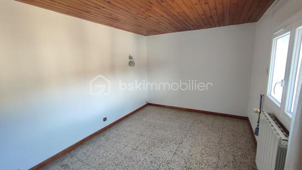 TROP TARD POUR CETTE JOLIE PEPITE QUI EST SOUS OFFRE ACCEPTEE!!!!!!!!!!

EXCLUSIVITÉ À ROGNAC – À NE PAS MANQUER ! 
Un prix de vente et un prix au m² comparables à ceux d’un appartement… sans les contraintes des charges de copropriété ni la promiscuité du voisinage !


⚠️ Attention : chaque pièce est présentée avec une photo réelle ainsi qu’une projection réalisée par intelligence artificielle (non contractuelle et non à l’échelle) afin de vous aider à visualiser tout le potentiel du bien.

*** Idéal pour un jeune couple, une famille ou un investisseur ***

📍 Emplacement privilégié :
À 3 minutes à pied des écoles maternelle et primaire
À 5 minutes à pied de la gare SNCF
À proximité immédiate des commerces, commodités et parkings
En plein cœur du village tout en bénéficiant d’un environnement calme

Laissez-vous séduire par cette charmante maison de village offrant de nombreux atouts : une excellente localisation, une belle luminosité, de beaux volumes et surtout une superbe terrasse tropézienne avec une vue panoramique à 180° sur le village, l’étang et le plateau. Des travaux sont à prévoir, vous laissant l’opportunité de créer un intérieur entièrement à votre image.

Au rez-de-chaussée :
Petite terrasse d'accueil permettant de stationner un deux-roues et de ne pas avoir la porte d'entrée directement sur la route
Cuisine / salle à manger de 25 m²
Salon voûté plein de charme
WC indépendant (avec arrivée d'eau : espace buanderie)

Au 1er étage :
3 chambres de 10 à 13 m²
Salle d'eau rénovée
Second WC avec espace de rangement

Au 2e étage :
Pièce de 25 m² pouvant accueillir une suite parentale, une 4e chambre, un bureau ou un second salon
Accès à une magnifique terrasse de 25 m² avec vue exceptionnelle

Équipements : Climatisation au rez-de-chaussée et dans la plus grande chambre, Double vitrage, Volets roulants électriques solaires, Menuiseries PVC...

Une maison pleine de potentiel dans l'un des secteurs les plus recherchés de Rognac. Une visite s'impose !