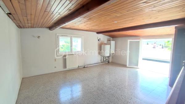 TROP TARD POUR CETTE JOLIE PEPITE QUI EST SOUS OFFRE ACCEPTEE!!!!!!!!!!

EXCLUSIVITÉ À ROGNAC – À NE PAS MANQUER ! 
Un prix de vente et un prix au m² comparables à ceux d’un appartement… sans les contraintes des charges de copropriété ni la promiscuité du voisinage !


⚠️ Attention : chaque pièce est présentée avec une photo réelle ainsi qu’une projection réalisée par intelligence artificielle (non contractuelle et non à l’échelle) afin de vous aider à visualiser tout le potentiel du bien.

*** Idéal pour un jeune couple, une famille ou un investisseur ***

📍 Emplacement privilégié :
À 3 minutes à pied des écoles maternelle et primaire
À 5 minutes à pied de la gare SNCF
À proximité immédiate des commerces, commodités et parkings
En plein cœur du village tout en bénéficiant d’un environnement calme

Laissez-vous séduire par cette charmante maison de village offrant de nombreux atouts : une excellente localisation, une belle luminosité, de beaux volumes et surtout une superbe terrasse tropézienne avec une vue panoramique à 180° sur le village, l’étang et le plateau. Des travaux sont à prévoir, vous laissant l’opportunité de créer un intérieur entièrement à votre image.

Au rez-de-chaussée :
Petite terrasse d'accueil permettant de stationner un deux-roues et de ne pas avoir la porte d'entrée directement sur la route
Cuisine / salle à manger de 25 m²
Salon voûté plein de charme
WC indépendant (avec arrivée d'eau : espace buanderie)

Au 1er étage :
3 chambres de 10 à 13 m²
Salle d'eau rénovée
Second WC avec espace de rangement

Au 2e étage :
Pièce de 25 m² pouvant accueillir une suite parentale, une 4e chambre, un bureau ou un second salon
Accès à une magnifique terrasse de 25 m² avec vue exceptionnelle

Équipements : Climatisation au rez-de-chaussée et dans la plus grande chambre, Double vitrage, Volets roulants électriques solaires, Menuiseries PVC...

Une maison pleine de potentiel dans l'un des secteurs les plus recherchés de Rognac. Une visite s'impose !