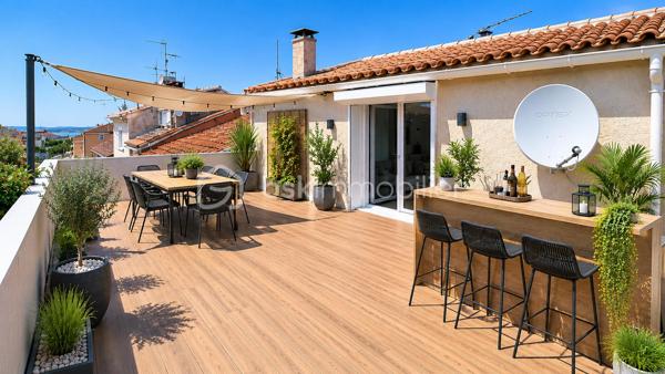 TROP TARD POUR CETTE JOLIE PEPITE QUI EST SOUS OFFRE ACCEPTEE!!!!!!!!!!

EXCLUSIVITÉ À ROGNAC – À NE PAS MANQUER ! 
Un prix de vente et un prix au m² comparables à ceux d’un appartement… sans les contraintes des charges de copropriété ni la promiscuité du voisinage !


⚠️ Attention : chaque pièce est présentée avec une photo réelle ainsi qu’une projection réalisée par intelligence artificielle (non contractuelle et non à l’échelle) afin de vous aider à visualiser tout le potentiel du bien.

*** Idéal pour un jeune couple, une famille ou un investisseur ***

📍 Emplacement privilégié :
À 3 minutes à pied des écoles maternelle et primaire
À 5 minutes à pied de la gare SNCF
À proximité immédiate des commerces, commodités et parkings
En plein cœur du village tout en bénéficiant d’un environnement calme

Laissez-vous séduire par cette charmante maison de village offrant de nombreux atouts : une excellente localisation, une belle luminosité, de beaux volumes et surtout une superbe terrasse tropézienne avec une vue panoramique à 180° sur le village, l’étang et le plateau. Des travaux sont à prévoir, vous laissant l’opportunité de créer un intérieur entièrement à votre image.

Au rez-de-chaussée :
Petite terrasse d'accueil permettant de stationner un deux-roues et de ne pas avoir la porte d'entrée directement sur la route
Cuisine / salle à manger de 25 m²
Salon voûté plein de charme
WC indépendant (avec arrivée d'eau : espace buanderie)

Au 1er étage :
3 chambres de 10 à 13 m²
Salle d'eau rénovée
Second WC avec espace de rangement

Au 2e étage :
Pièce de 25 m² pouvant accueillir une suite parentale, une 4e chambre, un bureau ou un second salon
Accès à une magnifique terrasse de 25 m² avec vue exceptionnelle

Équipements : Climatisation au rez-de-chaussée et dans la plus grande chambre, Double vitrage, Volets roulants électriques solaires, Menuiseries PVC...

Une maison pleine de potentiel dans l'un des secteurs les plus recherchés de Rognac. Une visite s'impose !