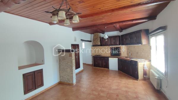 TROP TARD POUR CETTE JOLIE PEPITE QUI EST SOUS OFFRE ACCEPTEE!!!!!!!!!!

EXCLUSIVITÉ À ROGNAC – À NE PAS MANQUER ! 
Un prix de vente et un prix au m² comparables à ceux d’un appartement… sans les contraintes des charges de copropriété ni la promiscuité du voisinage !


⚠️ Attention : chaque pièce est présentée avec une photo réelle ainsi qu’une projection réalisée par intelligence artificielle (non contractuelle et non à l’échelle) afin de vous aider à visualiser tout le potentiel du bien.

*** Idéal pour un jeune couple, une famille ou un investisseur ***

📍 Emplacement privilégié :
À 3 minutes à pied des écoles maternelle et primaire
À 5 minutes à pied de la gare SNCF
À proximité immédiate des commerces, commodités et parkings
En plein cœur du village tout en bénéficiant d’un environnement calme

Laissez-vous séduire par cette charmante maison de village offrant de nombreux atouts : une excellente localisation, une belle luminosité, de beaux volumes et surtout une superbe terrasse tropézienne avec une vue panoramique à 180° sur le village, l’étang et le plateau. Des travaux sont à prévoir, vous laissant l’opportunité de créer un intérieur entièrement à votre image.

Au rez-de-chaussée :
Petite terrasse d'accueil permettant de stationner un deux-roues et de ne pas avoir la porte d'entrée directement sur la route
Cuisine / salle à manger de 25 m²
Salon voûté plein de charme
WC indépendant (avec arrivée d'eau : espace buanderie)

Au 1er étage :
3 chambres de 10 à 13 m²
Salle d'eau rénovée
Second WC avec espace de rangement

Au 2e étage :
Pièce de 25 m² pouvant accueillir une suite parentale, une 4e chambre, un bureau ou un second salon
Accès à une magnifique terrasse de 25 m² avec vue exceptionnelle

Équipements : Climatisation au rez-de-chaussée et dans la plus grande chambre, Double vitrage, Volets roulants électriques solaires, Menuiseries PVC...

Une maison pleine de potentiel dans l'un des secteurs les plus recherchés de Rognac. Une visite s'impose !