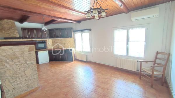 TROP TARD POUR CETTE JOLIE PEPITE QUI EST SOUS OFFRE ACCEPTEE!!!!!!!!!!

EXCLUSIVITÉ À ROGNAC – À NE PAS MANQUER ! 
Un prix de vente et un prix au m² comparables à ceux d’un appartement… sans les contraintes des charges de copropriété ni la promiscuité du voisinage !


⚠️ Attention : chaque pièce est présentée avec une photo réelle ainsi qu’une projection réalisée par intelligence artificielle (non contractuelle et non à l’échelle) afin de vous aider à visualiser tout le potentiel du bien.

*** Idéal pour un jeune couple, une famille ou un investisseur ***

📍 Emplacement privilégié :
À 3 minutes à pied des écoles maternelle et primaire
À 5 minutes à pied de la gare SNCF
À proximité immédiate des commerces, commodités et parkings
En plein cœur du village tout en bénéficiant d’un environnement calme

Laissez-vous séduire par cette charmante maison de village offrant de nombreux atouts : une excellente localisation, une belle luminosité, de beaux volumes et surtout une superbe terrasse tropézienne avec une vue panoramique à 180° sur le village, l’étang et le plateau. Des travaux sont à prévoir, vous laissant l’opportunité de créer un intérieur entièrement à votre image.

Au rez-de-chaussée :
Petite terrasse d'accueil permettant de stationner un deux-roues et de ne pas avoir la porte d'entrée directement sur la route
Cuisine / salle à manger de 25 m²
Salon voûté plein de charme
WC indépendant (avec arrivée d'eau : espace buanderie)

Au 1er étage :
3 chambres de 10 à 13 m²
Salle d'eau rénovée
Second WC avec espace de rangement

Au 2e étage :
Pièce de 25 m² pouvant accueillir une suite parentale, une 4e chambre, un bureau ou un second salon
Accès à une magnifique terrasse de 25 m² avec vue exceptionnelle

Équipements : Climatisation au rez-de-chaussée et dans la plus grande chambre, Double vitrage, Volets roulants électriques solaires, Menuiseries PVC...

Une maison pleine de potentiel dans l'un des secteurs les plus recherchés de Rognac. Une visite s'impose !